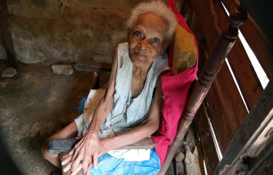 Doña Noraima, una anciana que se mantiene viva por la piedad de los vecinos