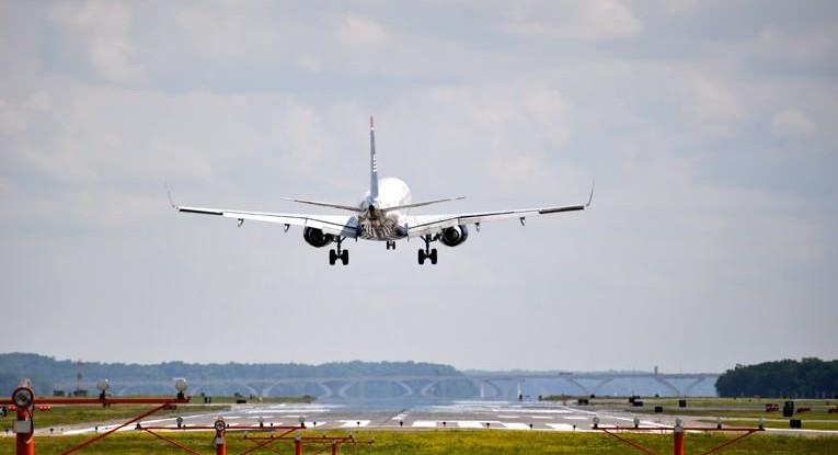 Usar biocombustibles reduce la emisión de carbono de aviones, según expertos