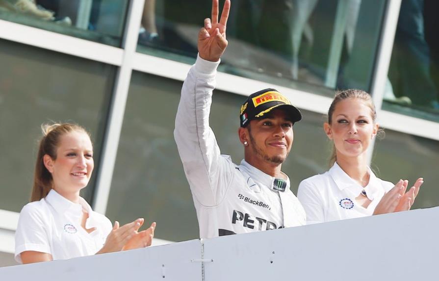 Lewis Hamilton gana por delante de Nico Rosberg en Monza, donde Fernando Alonso abandonó