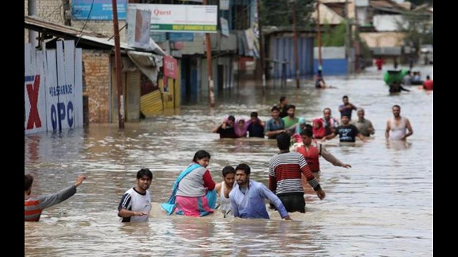 Inundaciones matan a casi 300 en India y Pakistán