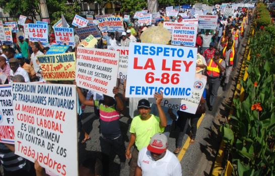 Centrales sindicales marchan por aumento salarial y otras reivindicaciones