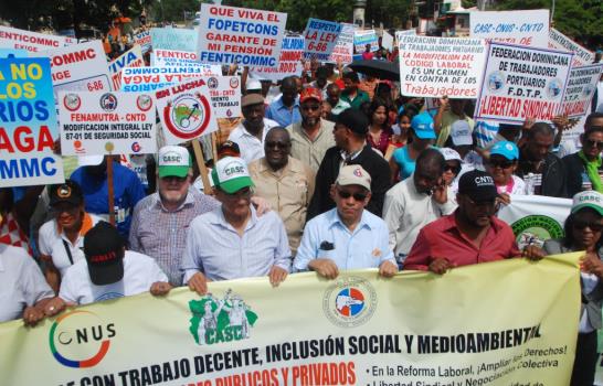 Centrales sindicales marchan por aumento salarial y otras reivindicaciones
