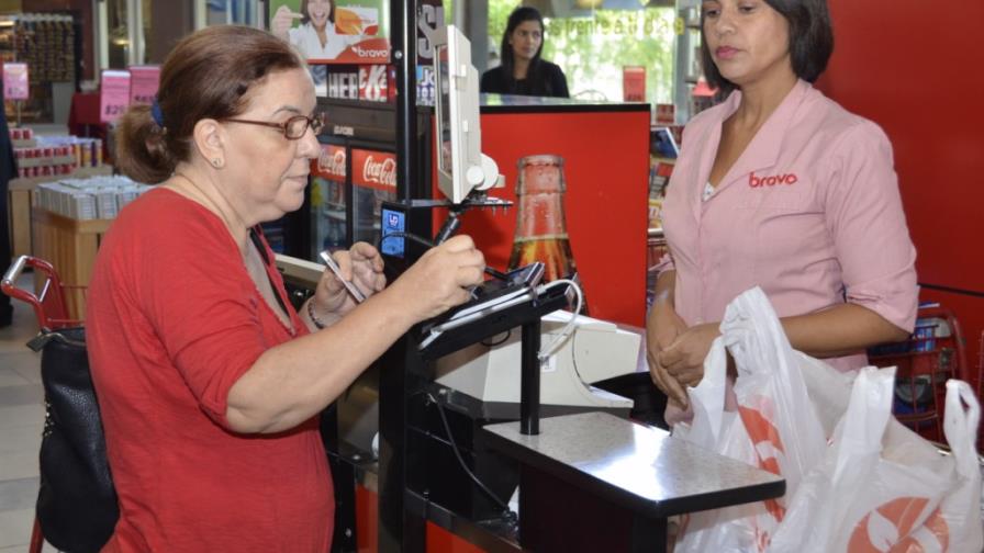 Bravo, clientes pagan sin soltar la tarjeta Bravo, clientes pagan sin soltar la tarjeta