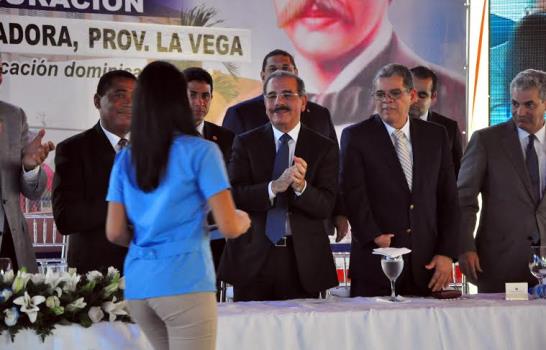 El presidente Medina entrega cinco escuelas en La Vega, Bonao y Samaná