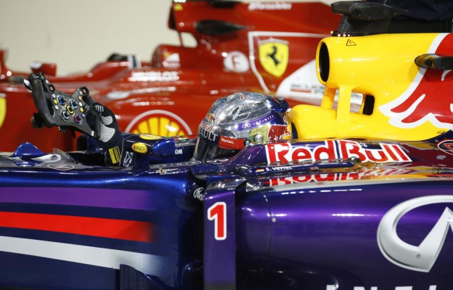 Roban trofeos de la escudería Red Bull de Fórmula Uno