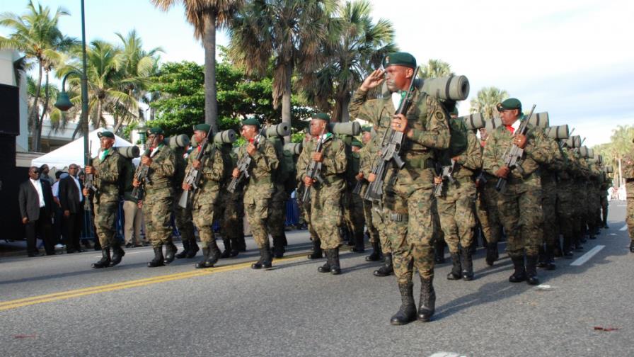Anuncian aumento salarial de entre 10 y 26 por ciento para los militares