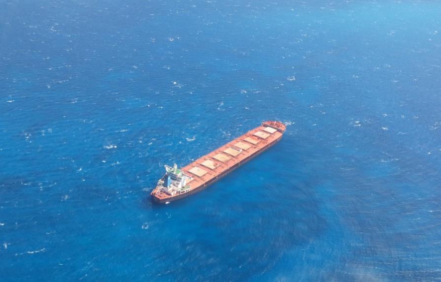 Barco varado en Cabo Rojo con bauxita no ofrece peligro