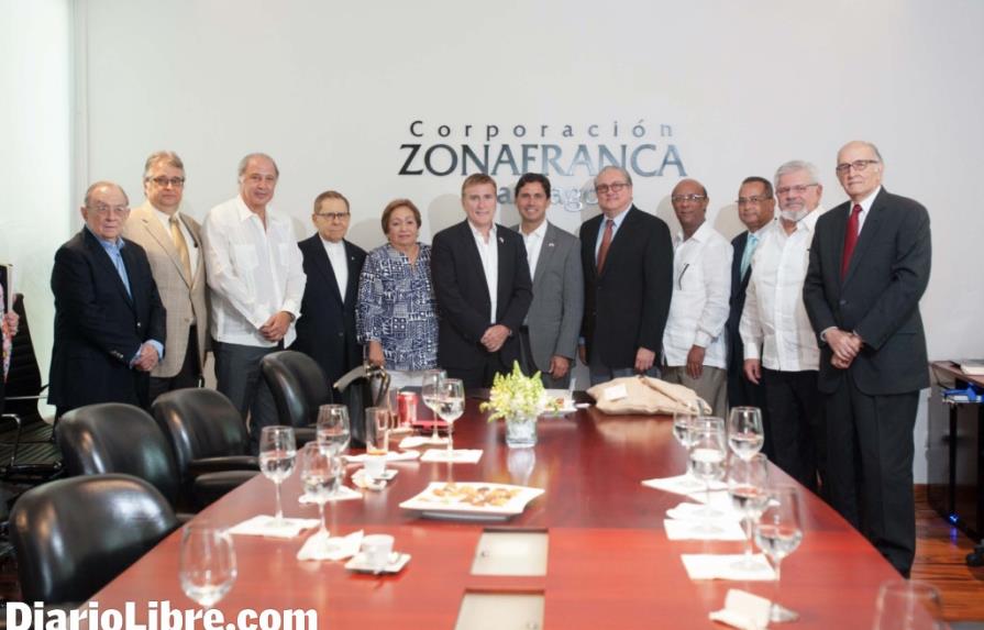 El embajador de los Estados Unidos visita la Corporación Zona Franca Santiago