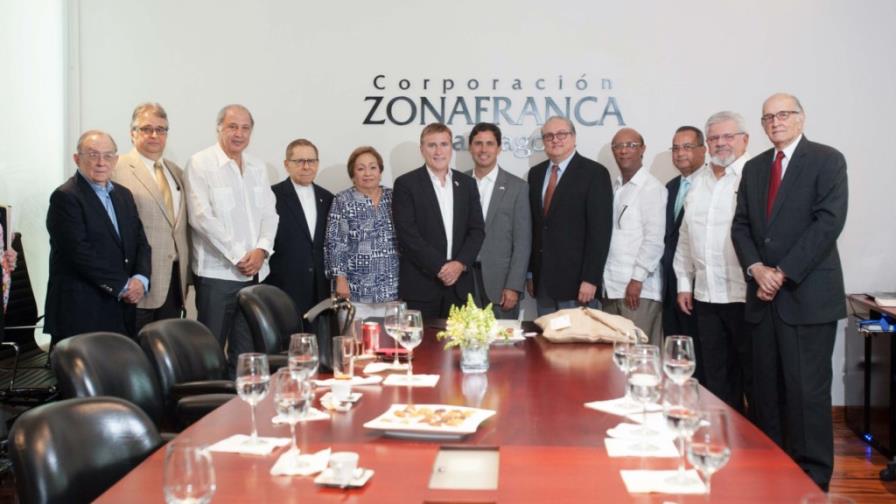 El embajador de los Estados Unidos visita la Corporación Zona Franca Santiago