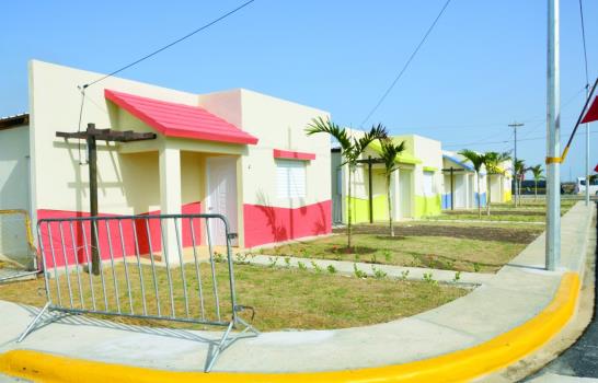 Presidente Medina entrega viviendas a desalojados de Gascue