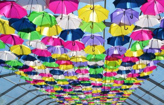 La ciudad de los paraguas o cómo revivir un barrio con una invasión de color