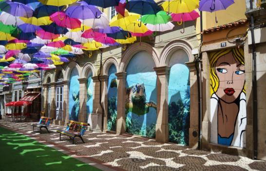 La ciudad de los paraguas o cómo revivir un barrio con una invasión de color
