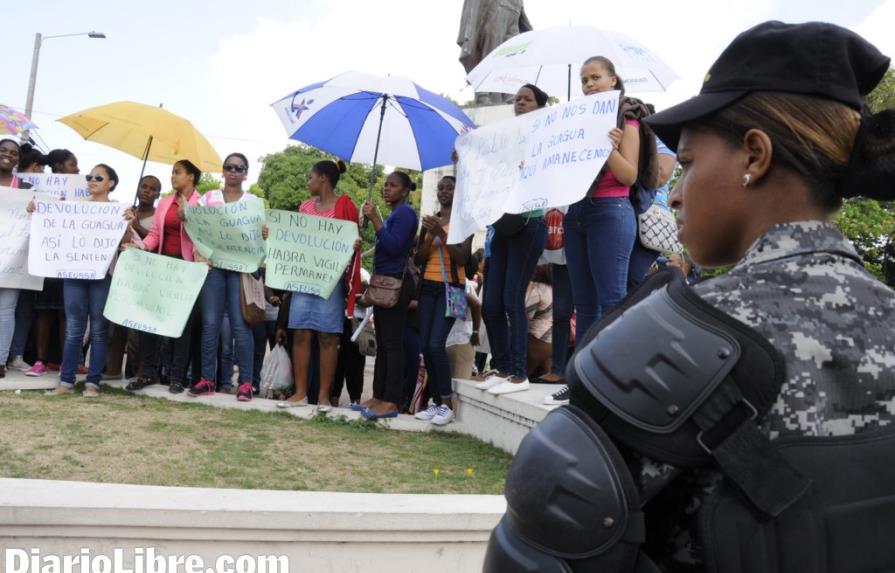 Estudiantes y familias sin viviendas protestan frente al Palacio Nacional