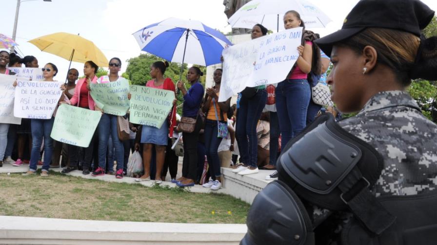 Estudiantes y familias sin viviendas protestan frente al Palacio Nacional