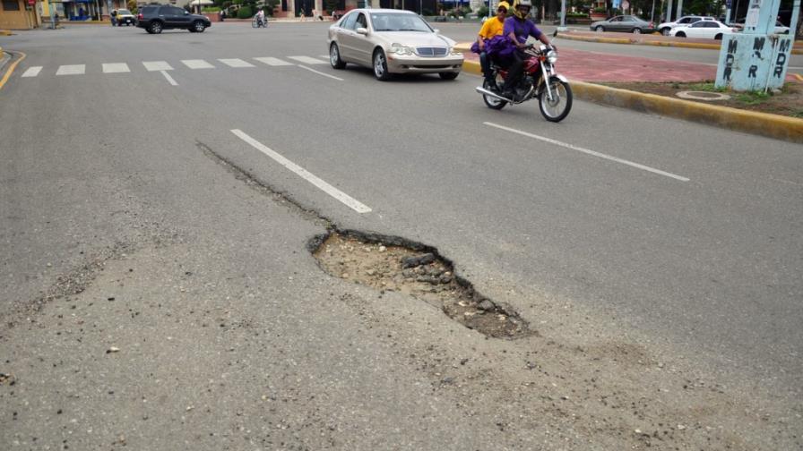 Santiago con sus calles y avenidas que son un solo hoyo Santiago con sus calles y avenidas que son un solo hoyo