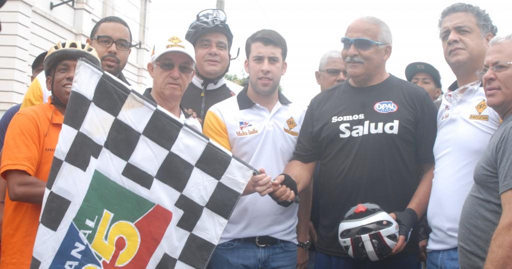 Ministro de Deportes participa en bicicleta en honor a Gregorio Luperón