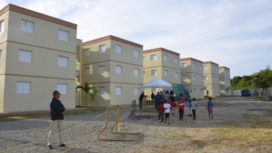 Presidente Medina inaugura dos proyectos de viviendas en San Cristóbal