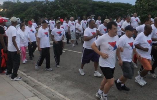 Policías retirados caminan por la salud y la confraternidad