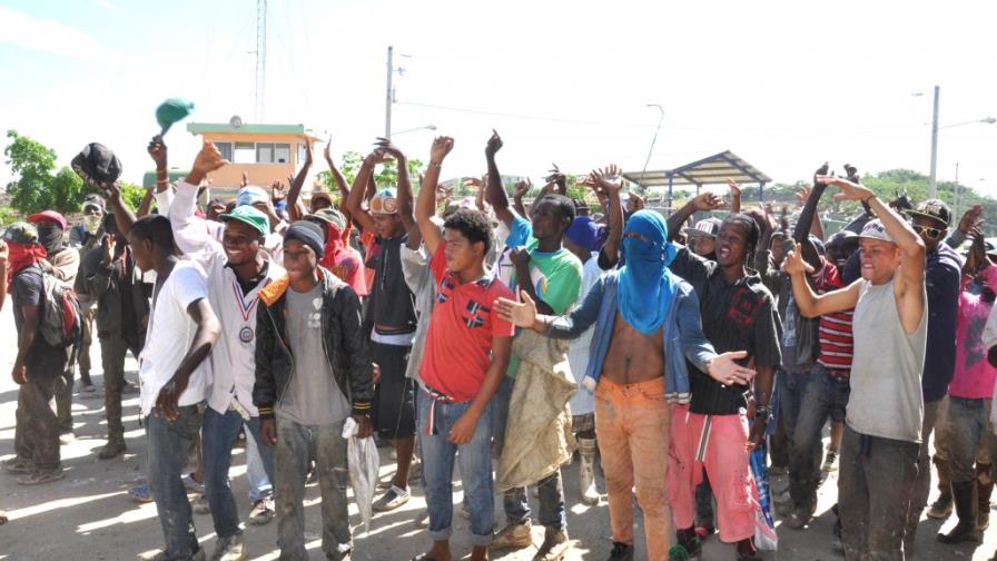 Hieren seis buzos durante protesta en Eco Parque Rafey