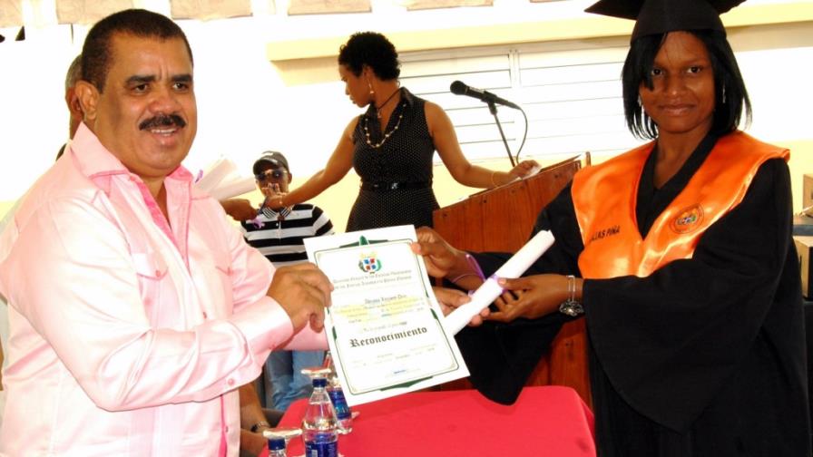 Gradúan 504 nuevos técnicos en Elías Piña