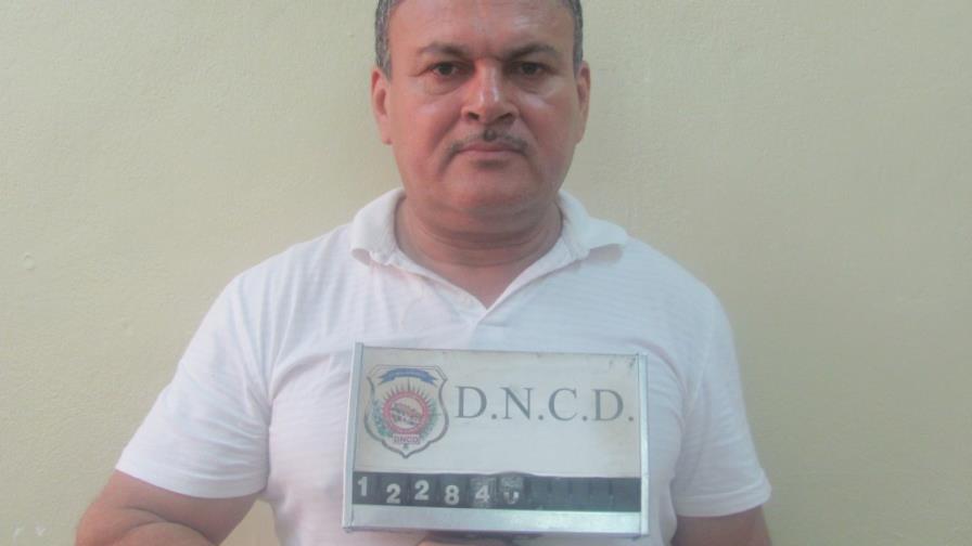 La DNCD arresta a un extranjero acusado de homicidio y lo envía a Estados Unidos