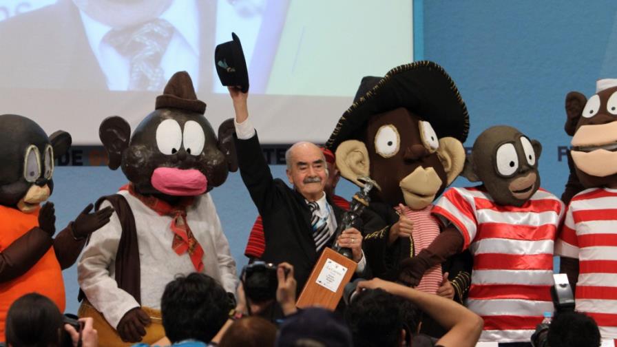 La FIL reconoce a historietista mexicano Sixto Valencia con premio La Catrina