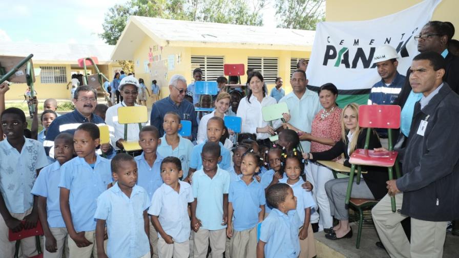 Fundación Estrella y Cemento PANAM entregan pupitres a escuela de Villa Gautier