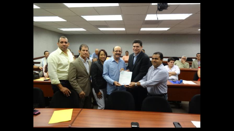 INABIE entrega más de 57 millones de pesos a 22 empresas que fabricaran uniformes escolares INABIE entrega más de 57 millones de pesos a 22 empresas que fabricaran uniformes escolares