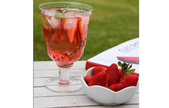 Un Coctel: Margarita de Fresas y Albahaca