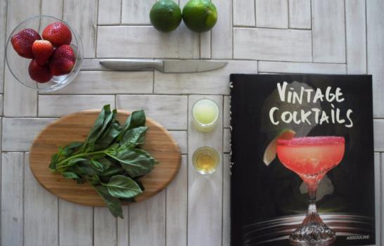 Un Coctel: Margarita de Fresas y Albahaca