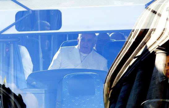 El Papa parte en autobús a retiro de Cuaresma