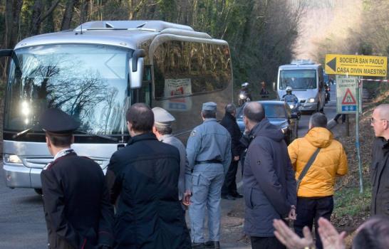 El Papa parte en autobús a retiro de Cuaresma