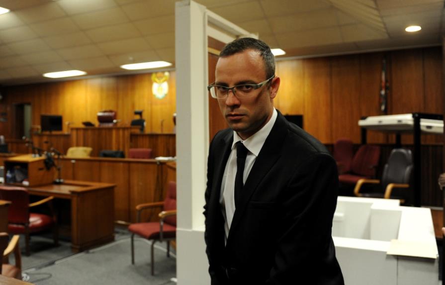 Oscar Pistorius declara sobre asesinato de su novia; afirma que murió en sus brazos