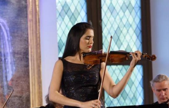 Aisha toca con gran éxito en Vilnius con Stradivarius del 1690