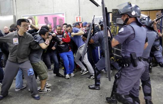 Dispersan con gases lacrimógenos a huelguistas en metro de Sao Paulo