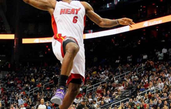 Cavaliers transfiere a 3 jugadores, busca a LeBron; Hornets: 63 millones a Hayward; Sterling testifica