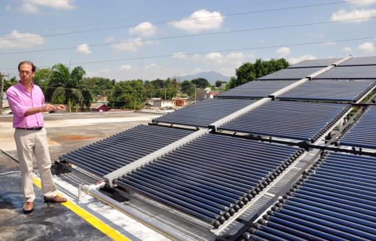 Artículos de Piel Los Favoritos calienta con el sol el 25% del agua que utiliza