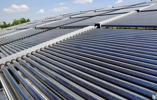 Artículos de Piel Los Favoritos calienta con el sol el 25% del agua que utiliza