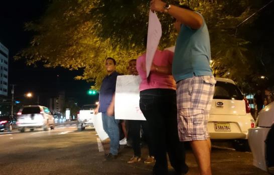 Grupo se manifiesta en La Lira, pero vestidos