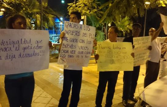 Grupo se manifiesta en La Lira, pero vestidos