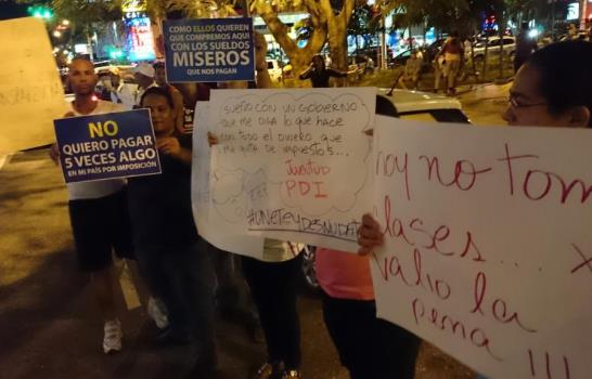 Grupo se manifiesta en La Lira, pero vestidos