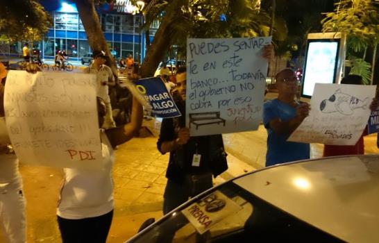 Grupo se manifiesta en La Lira, pero vestidos
