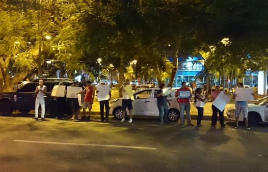Grupo se manifiesta en La Lira, pero vestidos
