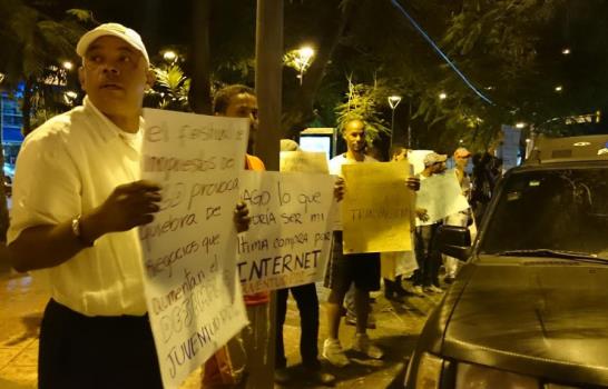Grupo se manifiesta en La Lira, pero vestidos