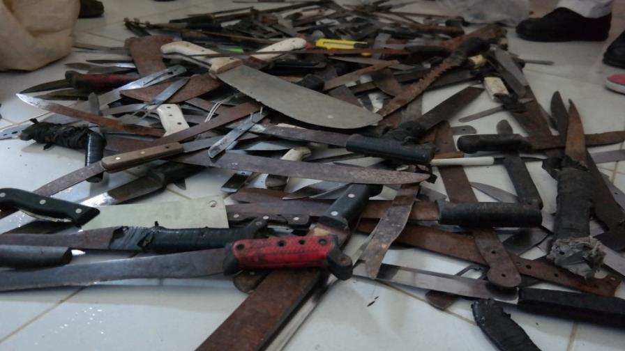 Cuchillos, machetes y puñales son intercambiados por cuadernos Cuchillos, machetes y puñales son intercambiados por cuadernos