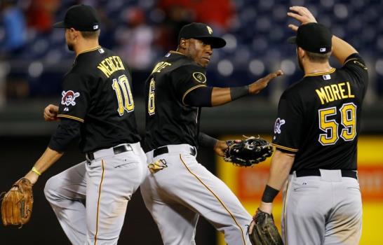 Hanley Ramírez y Juan Uribe ayudan a Clayton Kershaw en su victoria 18 en Grandes Ligas