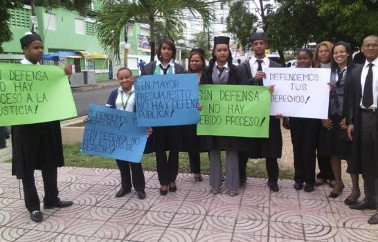 Defensores Públicos protestan por mejora salarial en La Romana