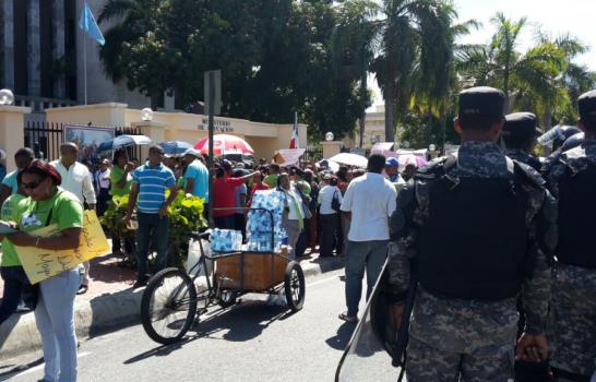 Maestros protestan para exigir aumento salarial de 100 %
