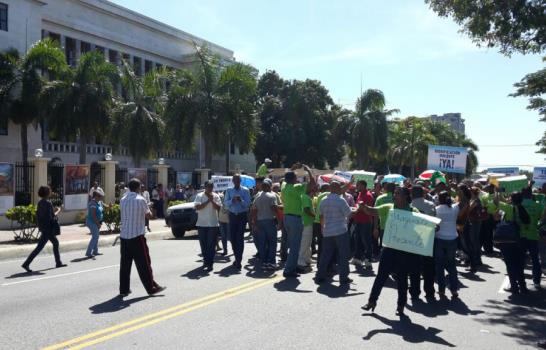 Maestros protestan para exigir aumento salarial de 100 %