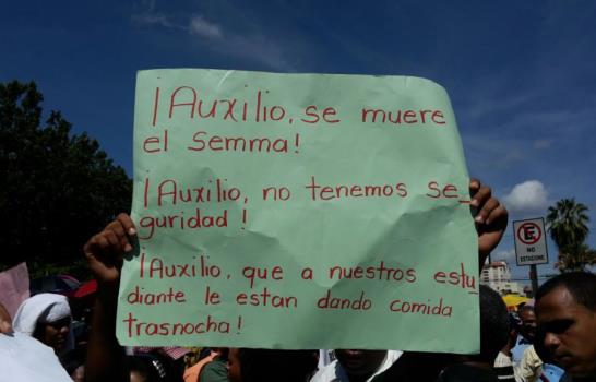 Maestros protestan para exigir aumento salarial de 100 %